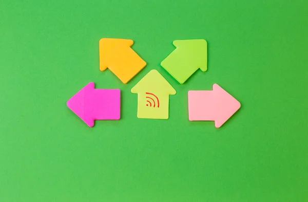 Fondo verde con signos de flecha de colores. El concepto de distribución Wifi. —  Fotos de Stock