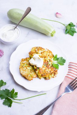 Hafif arkaplanda sarımsaklı yoğurt soslu lezzetli kabaklı gözleme..