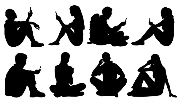Сидящие люди используют силуэты смартфонов Векторная Графика