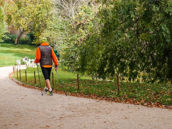 Parkta yürüyen İskandinav bir adam.