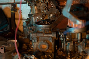 Vintage kirli garajda bir sürü paslı enstrüman var. Yüksek kalite fotoğraf