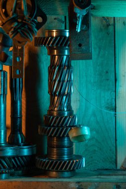 Vintage kirli garajda bir sürü paslı enstrüman var. Yüksek kalite fotoğraf