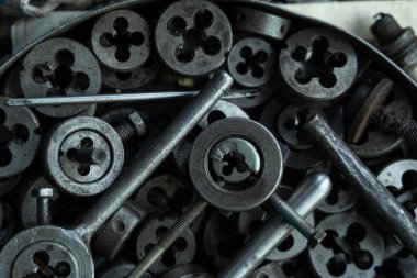 Yaşlı paslı çilingir ölür ve tıkırdatmak için musluk çalar. Yalan kutusu üst görünümü. Yüksek kalite fotoğraf