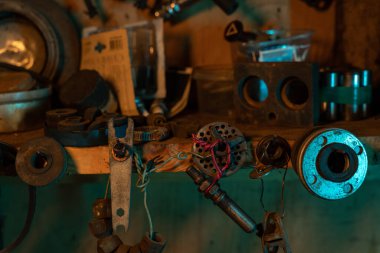 Vintage kirli garajda bir sürü paslı enstrüman var. Yüksek kalite fotoğraf