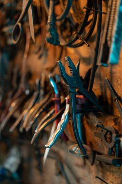 Vintage kirli garajda bir sürü paslı enstrüman var. Yüksek kalite fotoğraf