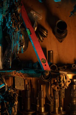 Vintage kirli garajda bir sürü paslı enstrüman var. Yüksek kalite fotoğraf