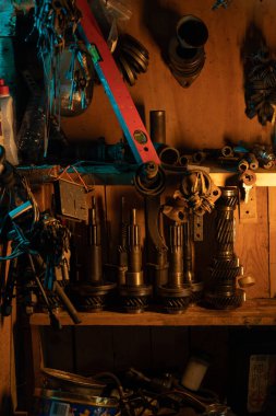 Vintage kirli garajda bir sürü paslı enstrüman var. Yüksek kalite fotoğraf