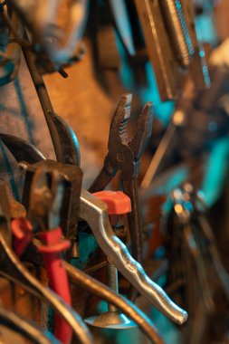 Vintage kirli garajda bir sürü paslı enstrüman var. Yüksek kalite fotoğraf