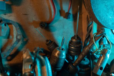 Vintage kirli garajda bir sürü paslı enstrüman var. Yüksek kalite fotoğraf