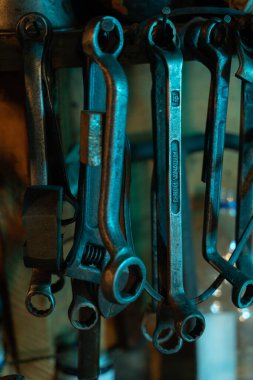 Vintage kirli garajda bir sürü eski kutu anahtarı var. Yüksek kalite fotoğraf