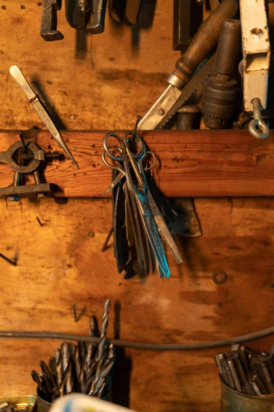 Spousta starých rezavých nástrojů ve staré špinavé garáži — Stock fotografie