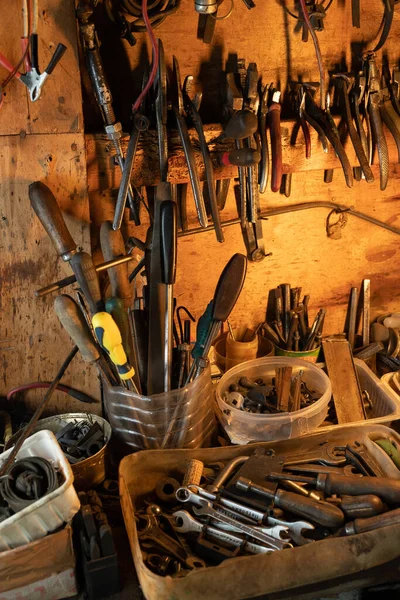 Veel Oude Roestige Instrumenten Vintage Vieze Garage Hoge Kwaliteit Foto Stockfoto