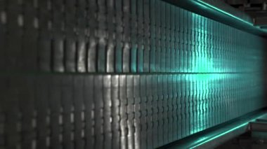 Metal taşıyıcı bant 4k dikey olarak yaklaşıyor