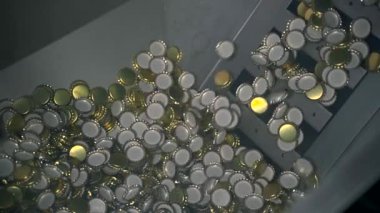 Otomatik üretim hattında bira şişeleri için kapaklar. Modern bira fabrikası. Yakın plan..