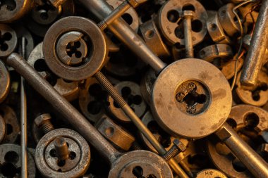 Yaşlı paslı çilingir ölür ve tıkırdatmak için musluk çalar. Yalan kutusu üst görünümü. Yüksek kalite fotoğraf