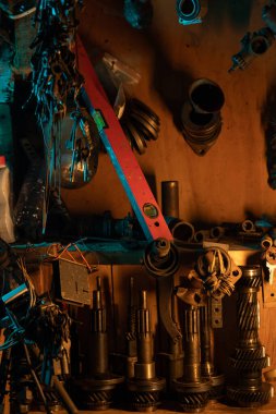 Vintage kirli garajda bir sürü paslı enstrüman var. Yüksek kalite fotoğraf
