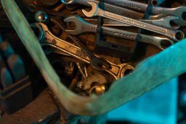 Vintage kirli garajda bir sürü paslı enstrüman var. Yüksek kalite fotoğraf