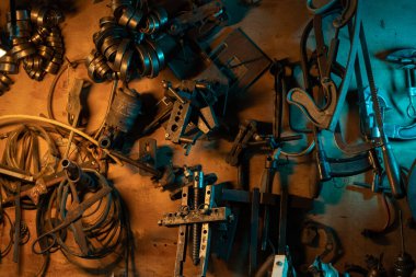 Vintage kirli garajda bir sürü paslı enstrüman var. Yüksek kalite fotoğraf