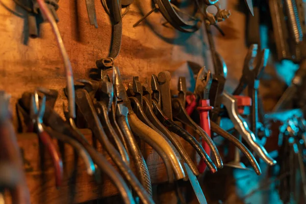 Veel Oude Roestige Instrumenten Vintage Vieze Garage Hoge Kwaliteit Foto — Stockfoto