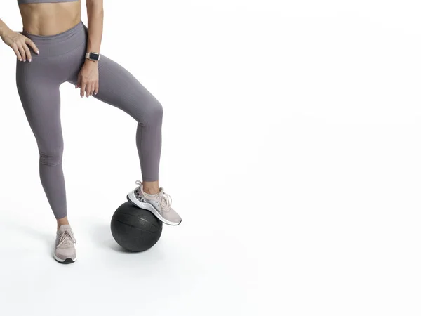 Güzel Atletik Kadın Bacakları Tıbbi Bir Topun Üzerinde Duruyor Kopyalama — Stok fotoğraf