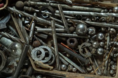 Vintage kirli garajda bir sürü paslı enstrüman var. Yüksek kalite fotoğraf