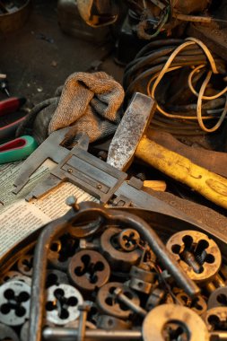 Tezgahtaki eski kalibreli garaj aleti tornavida anahtarı. Yüksek kalite fotoğraf