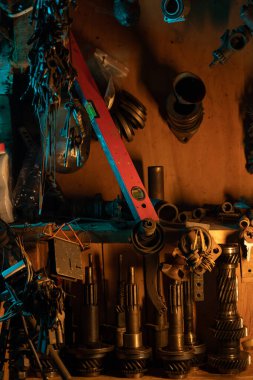 Vintage kirli garajda bir sürü paslı enstrüman var. Yüksek kalite fotoğraf