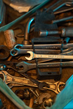 Vintage kirli garajda bir sürü paslı enstrüman var. Yüksek kalite fotoğraf