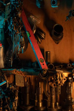 Vintage kirli garajda bir sürü paslı enstrüman var. Yüksek kalite fotoğraf