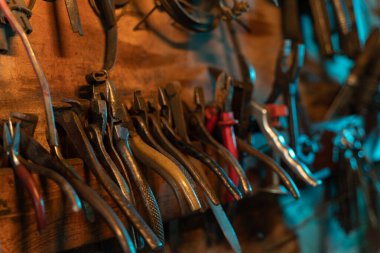 Vintage kirli garajda bir sürü paslı enstrüman var. Yüksek kalite fotoğraf