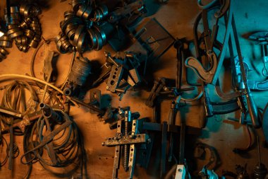 Vintage kirli garajda bir sürü paslı enstrüman var. Yüksek kalite fotoğraf