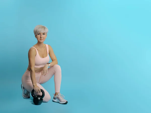 Mulher Atlética Bonita Segurando Kettlebell Pesado Preto Espaço Coberto Sim — Fotografia de Stock