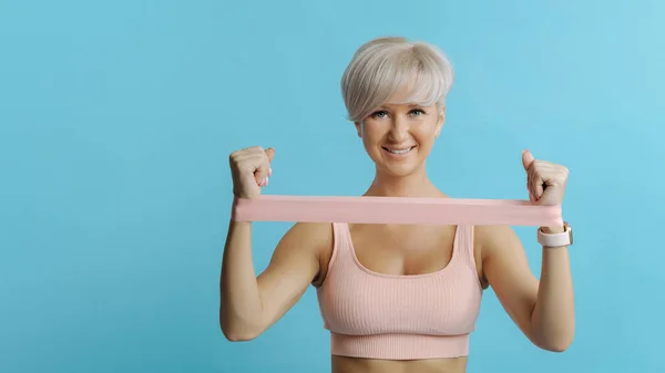 Mooie Sportieve Vrouw Doet Oefeningen Met Elastiekjes Copy Ruimte Stockfoto