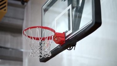 Basketbol, yavaş çekimde EDITORIAL ile potaya vuruyor. Hoop Kapalı GYM Yüksek kalite FullHD 1080p görüntü