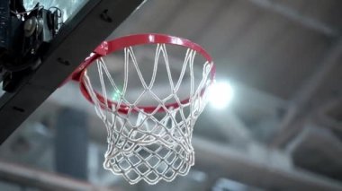 Basketbol, yavaş çekimde EDITORIAL ile potaya vuruyor. Hoop Kapalı GYM Yüksek kalite FullHD 1080p görüntü