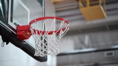 Basketbol ringin kenarına çarptı ve yavaş bir hareketle ıskaladı. Kapalı alanda GYM. Yüksek kaliteli FullHD görüntüler