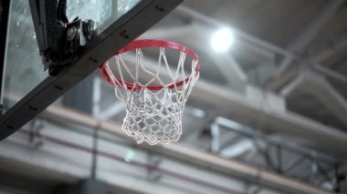 Basketbol, yavaş çekimde EDITORIAL ile potaya vuruyor. Hoop Kapalı GYM Yüksek kalite FullHD 1080p görüntü