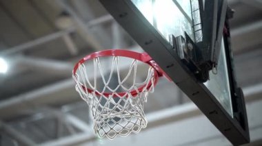 Basketbol, çemberin kenarına yavaşça dokunmadan topu kaçırıyor. Kapalı alanda GYM. Yüksek kaliteli FullHD görüntüler