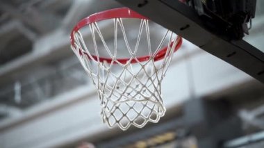 Basketbol, yavaş çekimde EDITORIAL ile potaya vuruyor. Hoop Kapalı GYM Yüksek kalite FullHD 1080p görüntü