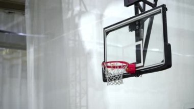 Basketbol, yavaş çekimde EDITORIAL ile potaya vuruyor. Hoop Kapalı GYM Yüksek kalite FullHD 1080p görüntü