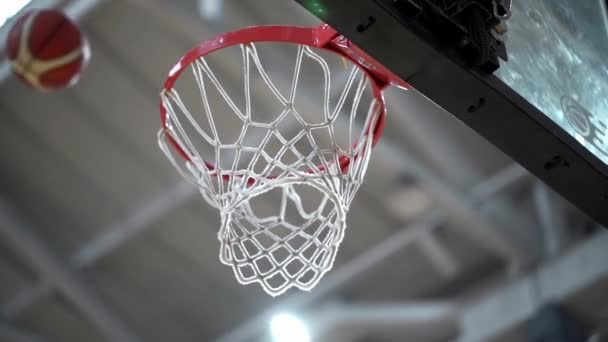 Basketball Trifft Den Korb Indem Das Netz Zeitlupe Trifft Hoop — Stockvideo
