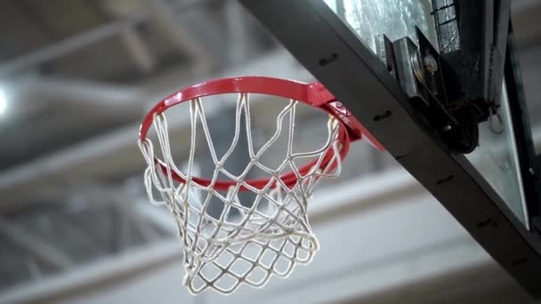 バスケットボールは遅い動きの編集で網を打つことによってバスケットに当る フープ屋内Gym高品質フルHd 1080P映像 — ストック動画