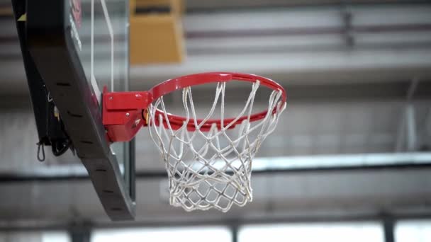 Баскетбол Потрапляє Край Кільця Пропускає Повільному Русі Editorial Hoop Приміщенні — стокове відео