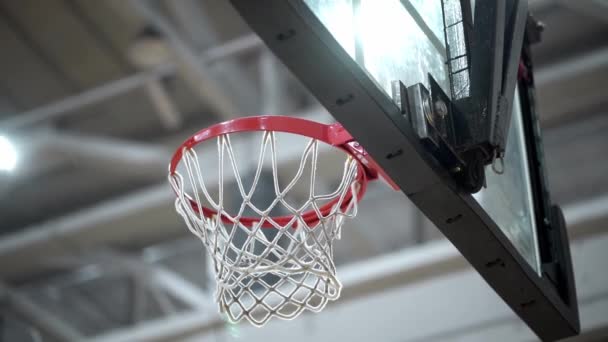 Basketbol Çemberin Kenarına Yavaşça Dokunmadan Topu Kaçırıyor Kapalı Alanda Gym — Stok video