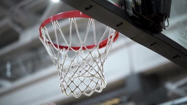 バスケットボールはリングの縁に当たり スローモーションでミスします フープ屋内Gym 高品質のフルHd映像 — ストック動画