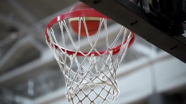 Basketbol Ringin Kenarına Çarptı Yavaş Çekimde Editorial Hoop Kapalı Alanda — Stok video
