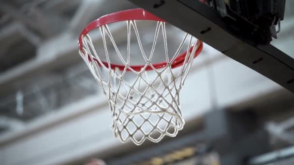Basketbol Yavaş Çekimde Editorial Ile Potaya Vuruyor Hoop Kapalı Gym — Stok video