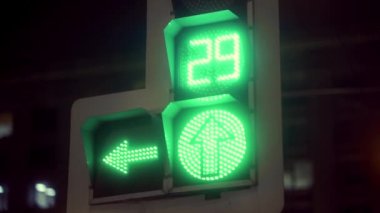 Sola dönüş oklu trafik ışığı yeşil ve geri sayım devam ediyor. Yavaş çekim.