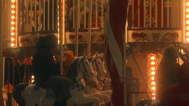 小女孩骑在旋转木马上骑着小马。2021年9月23日，俄罗斯莫斯科 — 图库视频影像