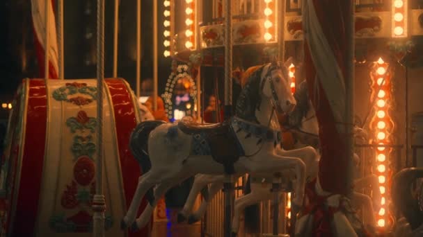 El pony blanco en el carrusel comienza a moverse. Lento-mo. Moscú, Rusia, 09.23.2021 — Vídeos de Stock